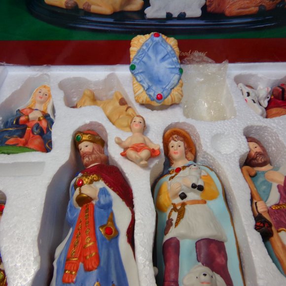11pc nativity set Porcelain figurines on wood base by International Bazaar EUC - Picture 5 of 14
